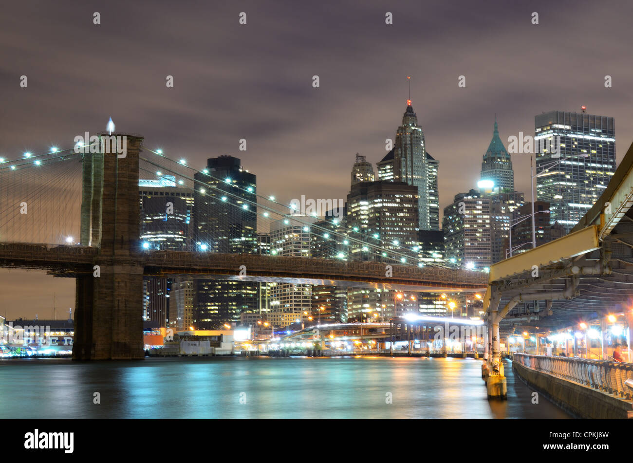 Le célèbre pont de Brooklyn enjambant la rivière de l'Est de Manhattan à New York City. Banque D'Images