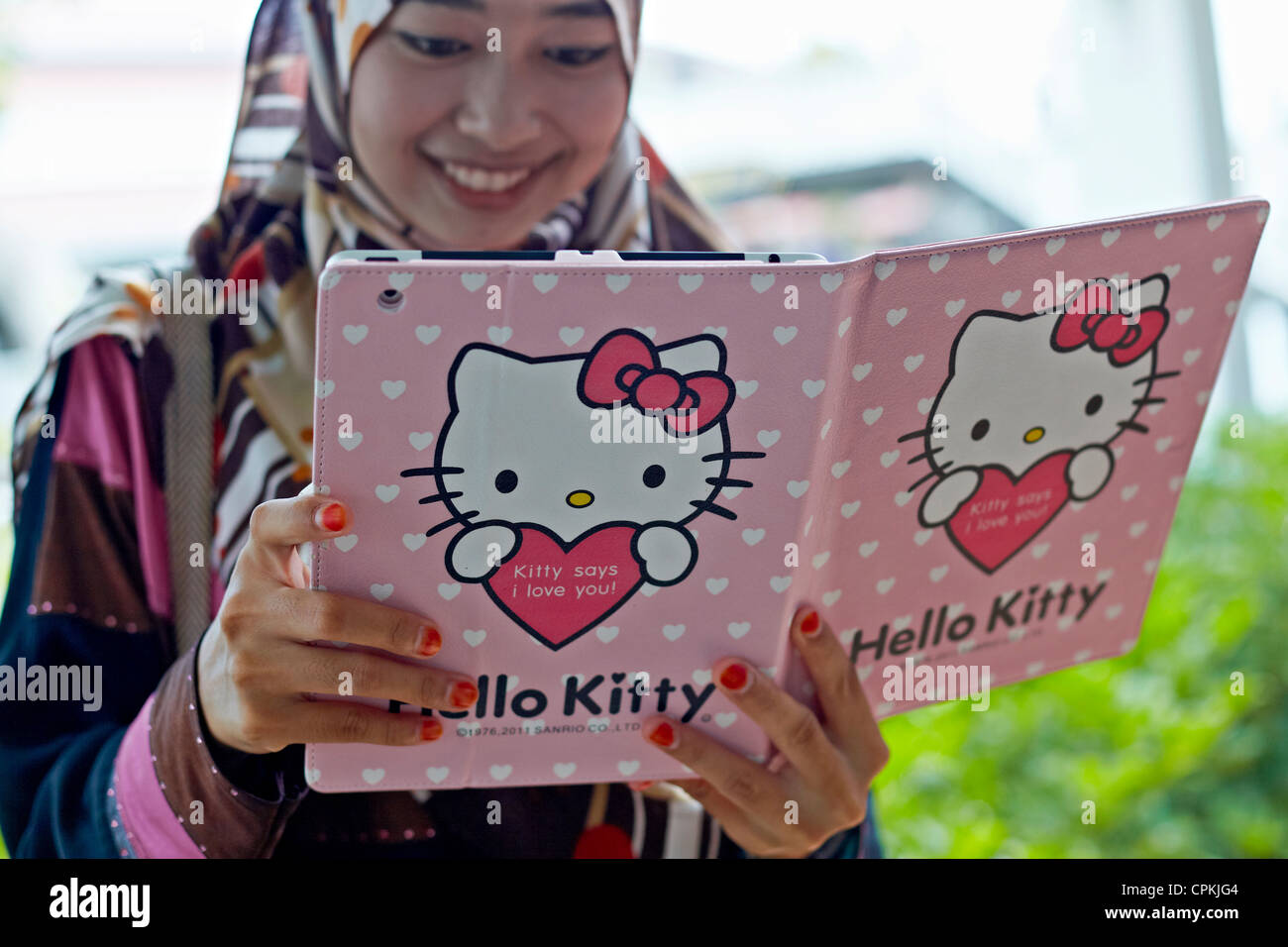 Fille musulmane avec housse décorative pour iPad Hello Kitty Photo Stock -  Alamy
