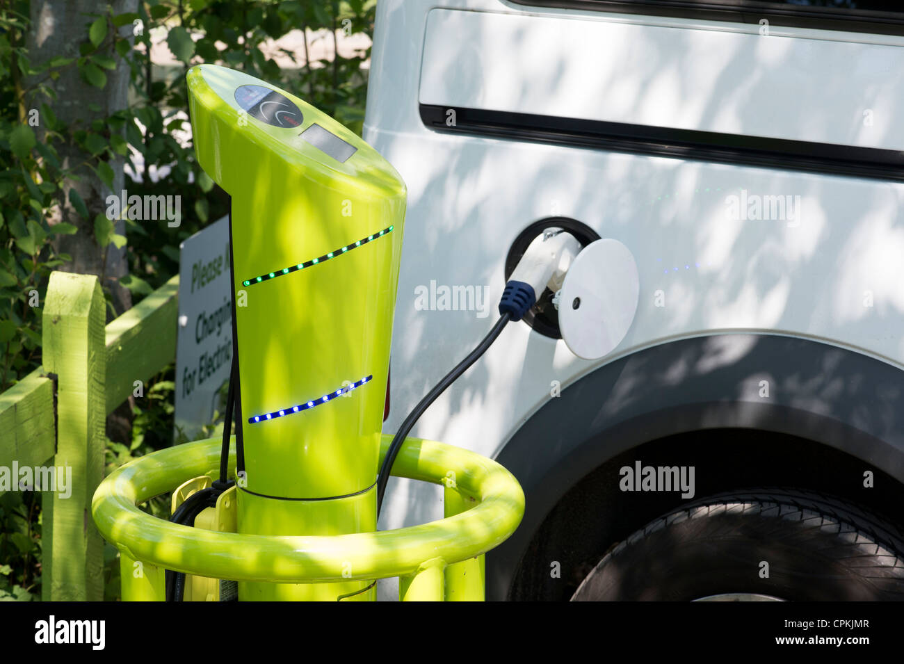 La recharge de batteries de voiture électrique à une borne de charge Banque D'Images