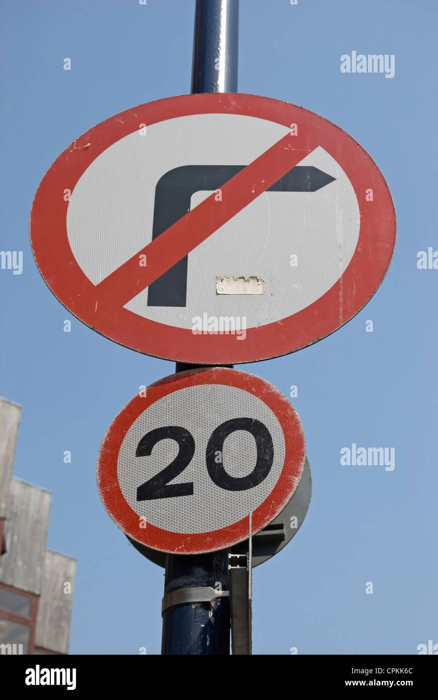 La signalisation routière indiquant l'absence de virage à droite et une limite de vitesse de 20 mph Banque D'Images