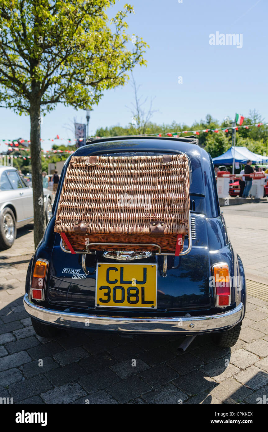Grand panier de pique-nique en osier à l'arrière d'une Fiat 500 classique Banque D'Images