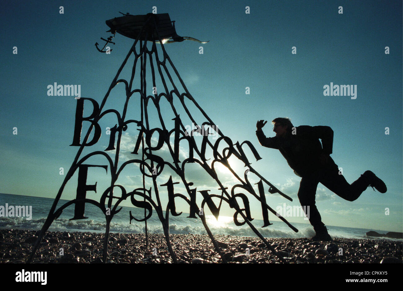 Sculpteur Jon Mills avec sa sculpture d'acier doux d'un bateau de pêche "son casting net' qui a été la conception de logo pour l'affiche et la brochure de Brighton Festival 2000 Banque D'Images