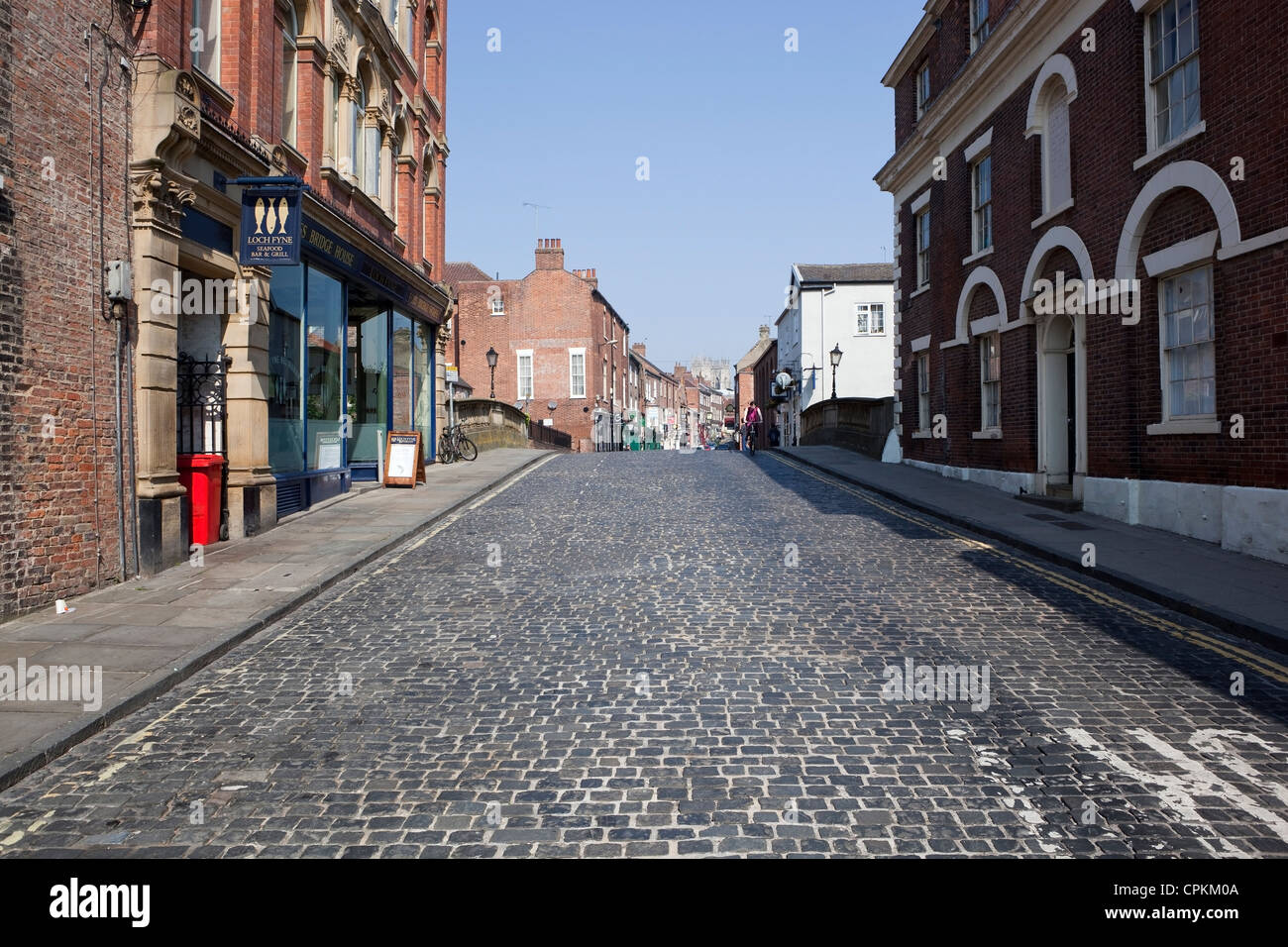 Fossgate rue pavée, bordée de bâtiments historiques de l'ancienne ville de York, en Angleterre. Banque D'Images