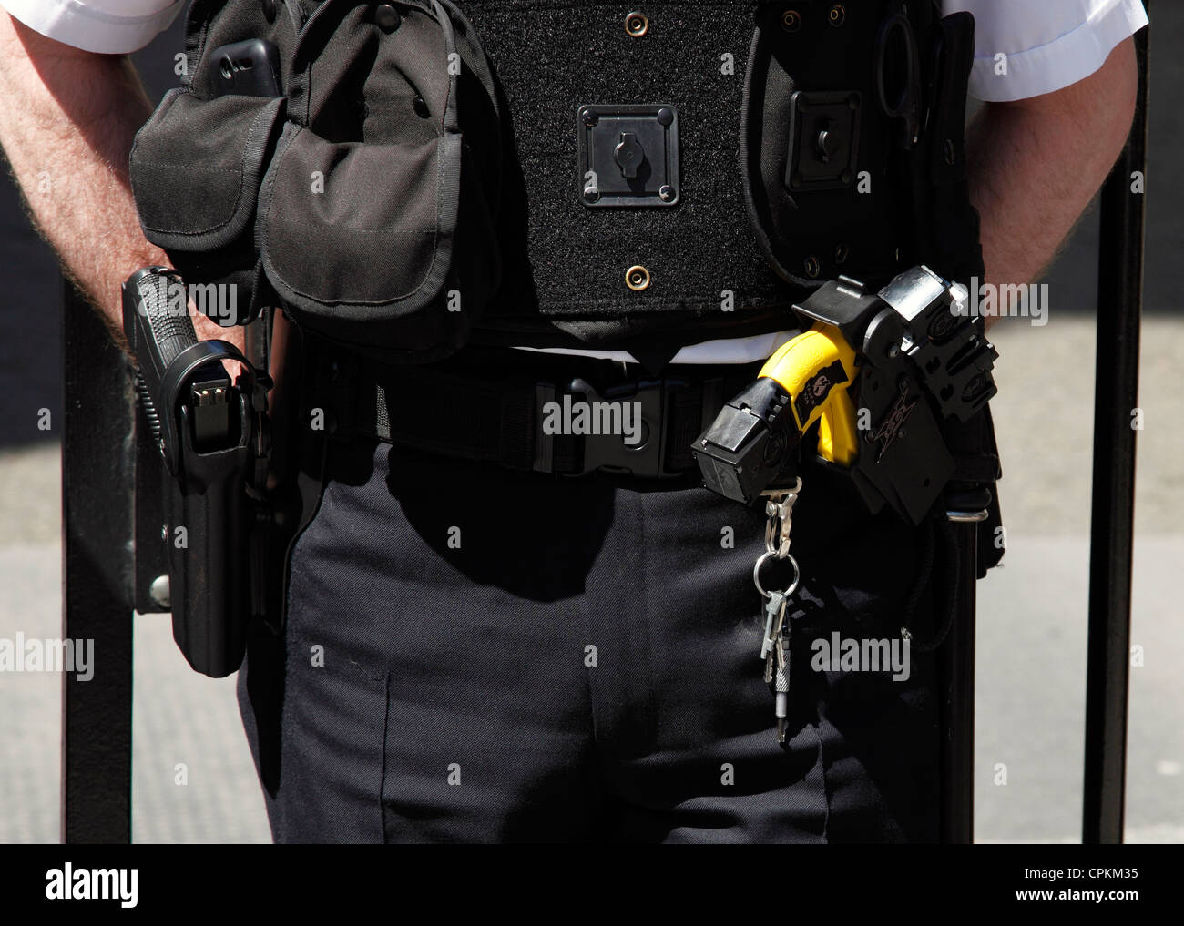 Armé d'un agent de police métropolitaine à Downing Street, Westminster, Londres, Angleterre, Royaume-Uni Banque D'Images