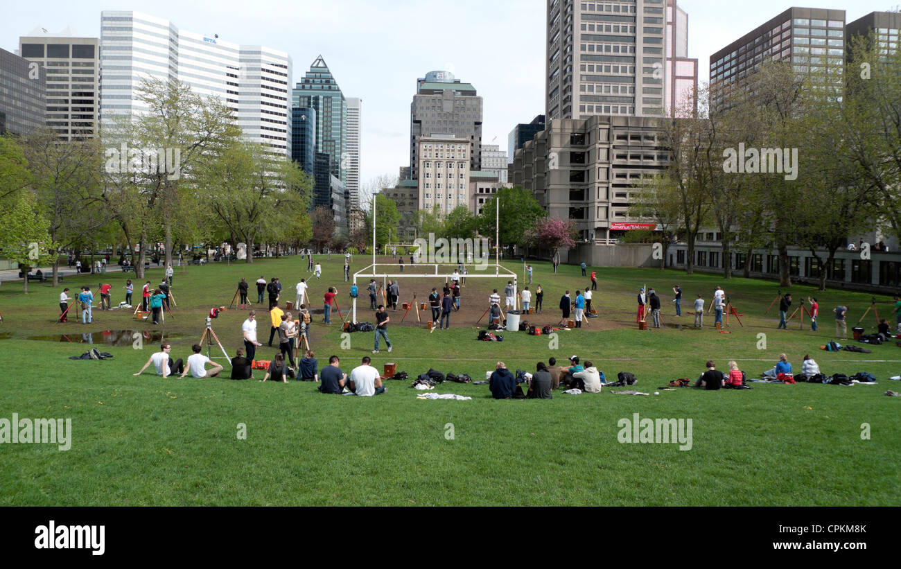 Les étudiants en génie de l'Université McGill de Montréal Examen d'arpentage Ontario Canada Kathy DEWITT Banque D'Images