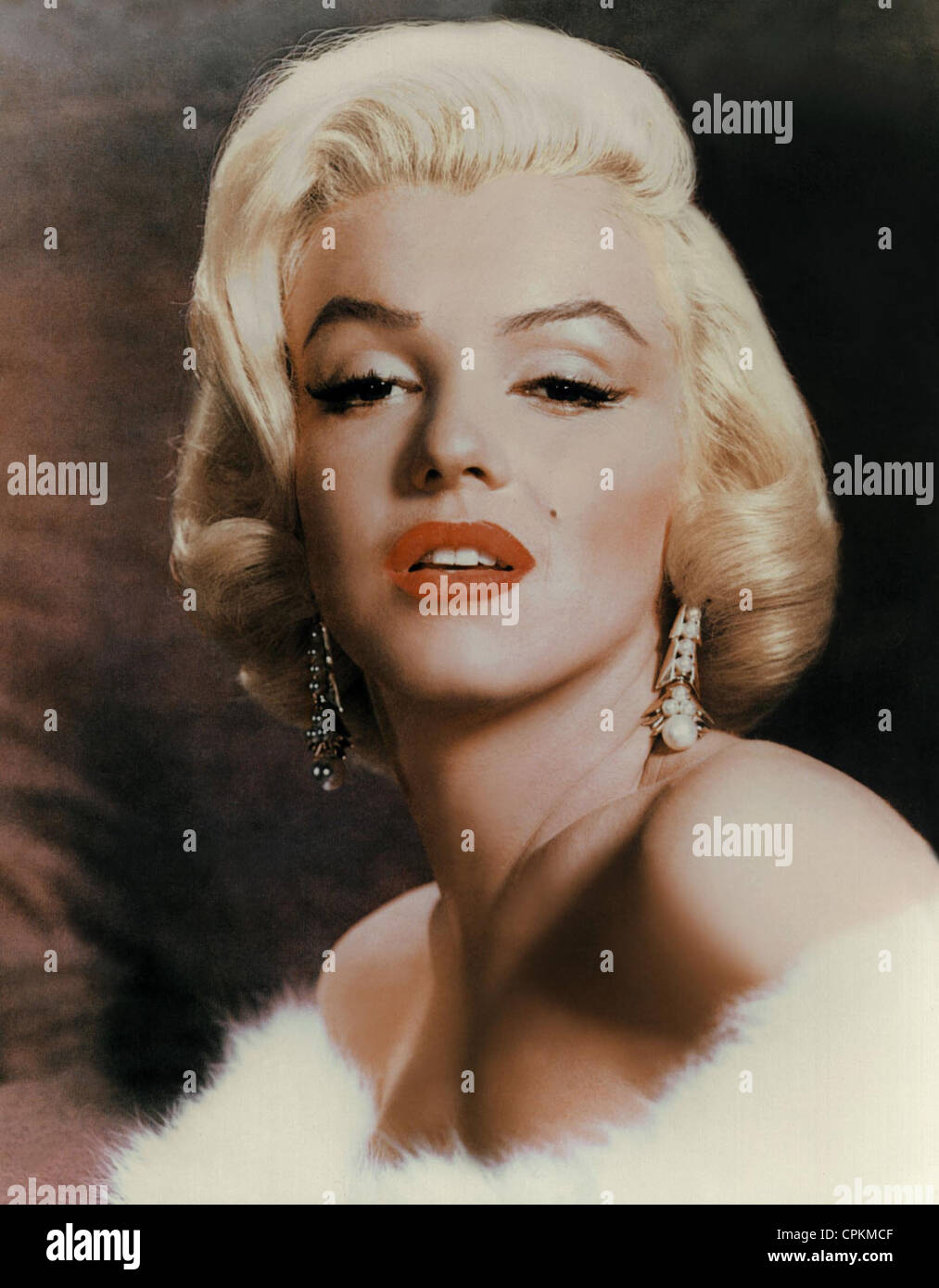 Un portrait couleur du film star Marilyn Monroe, photographié en 1957. Elle sourit à la caméra dans cette moitié du corps, portrait. Banque D'Images