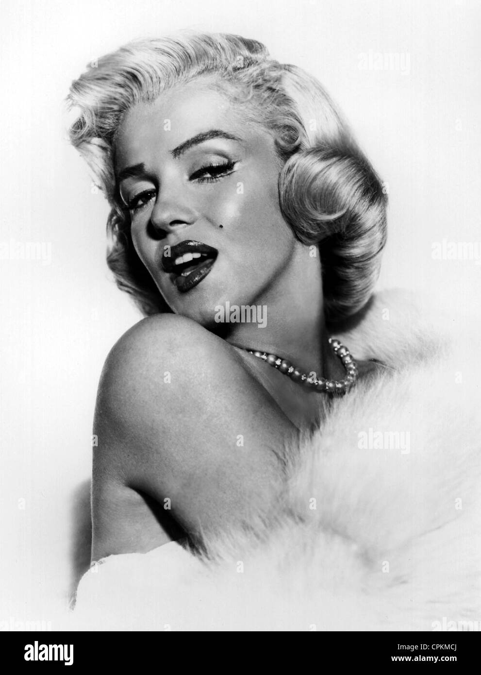 Un portrait couleur du film star Marilyn Monroe, photographié en 1957. Elle sourit à la caméra dans cette moitié du corps, portrait. Banque D'Images