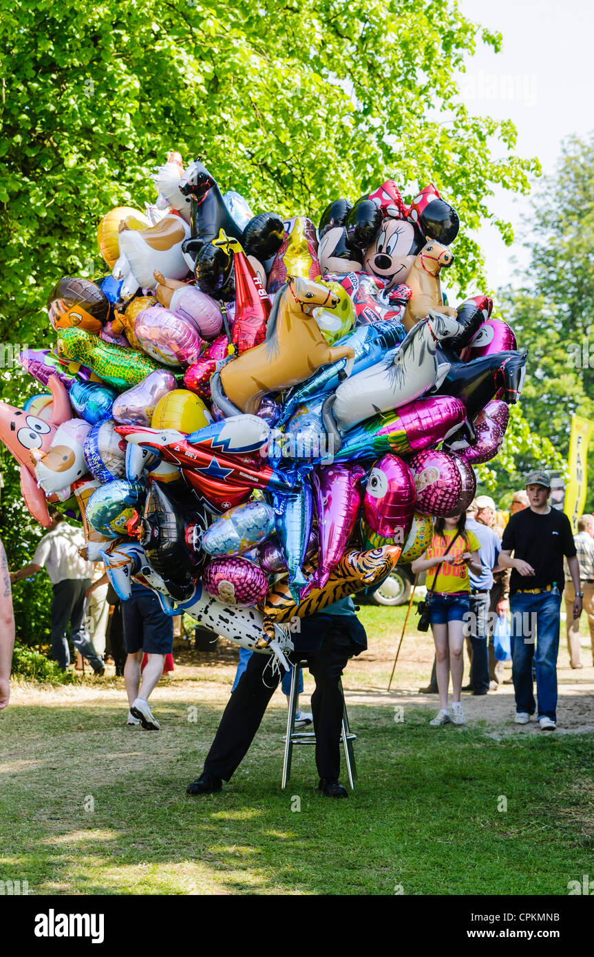 Man holding grand nombre de ballons d'hélium Banque D'Images