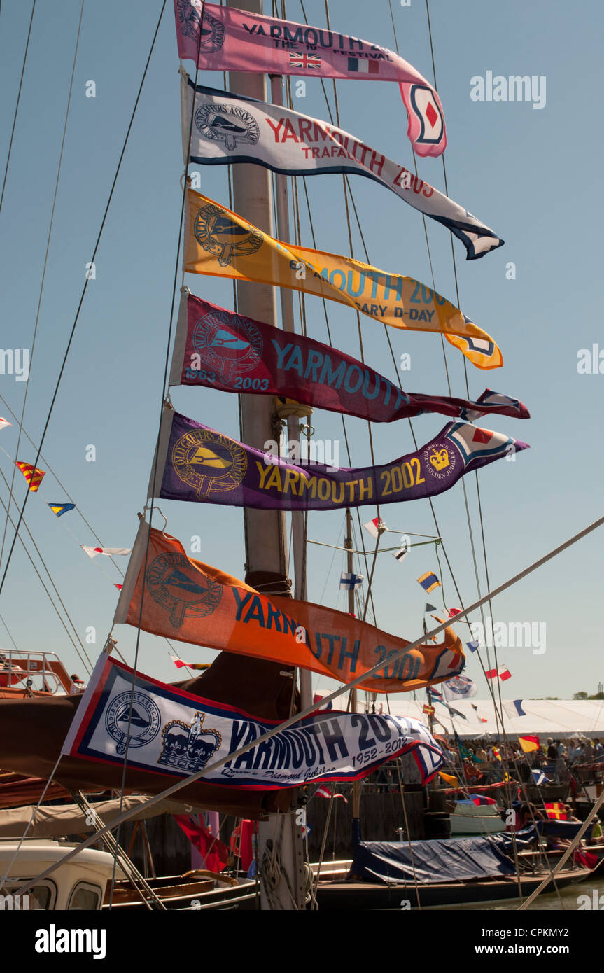 Yarmouth Port, vieilles coques drapeaux ou bannières Festival attaché à voile mât, Jubilé 2012, Yarmouth, à l'île de Wight Banque D'Images