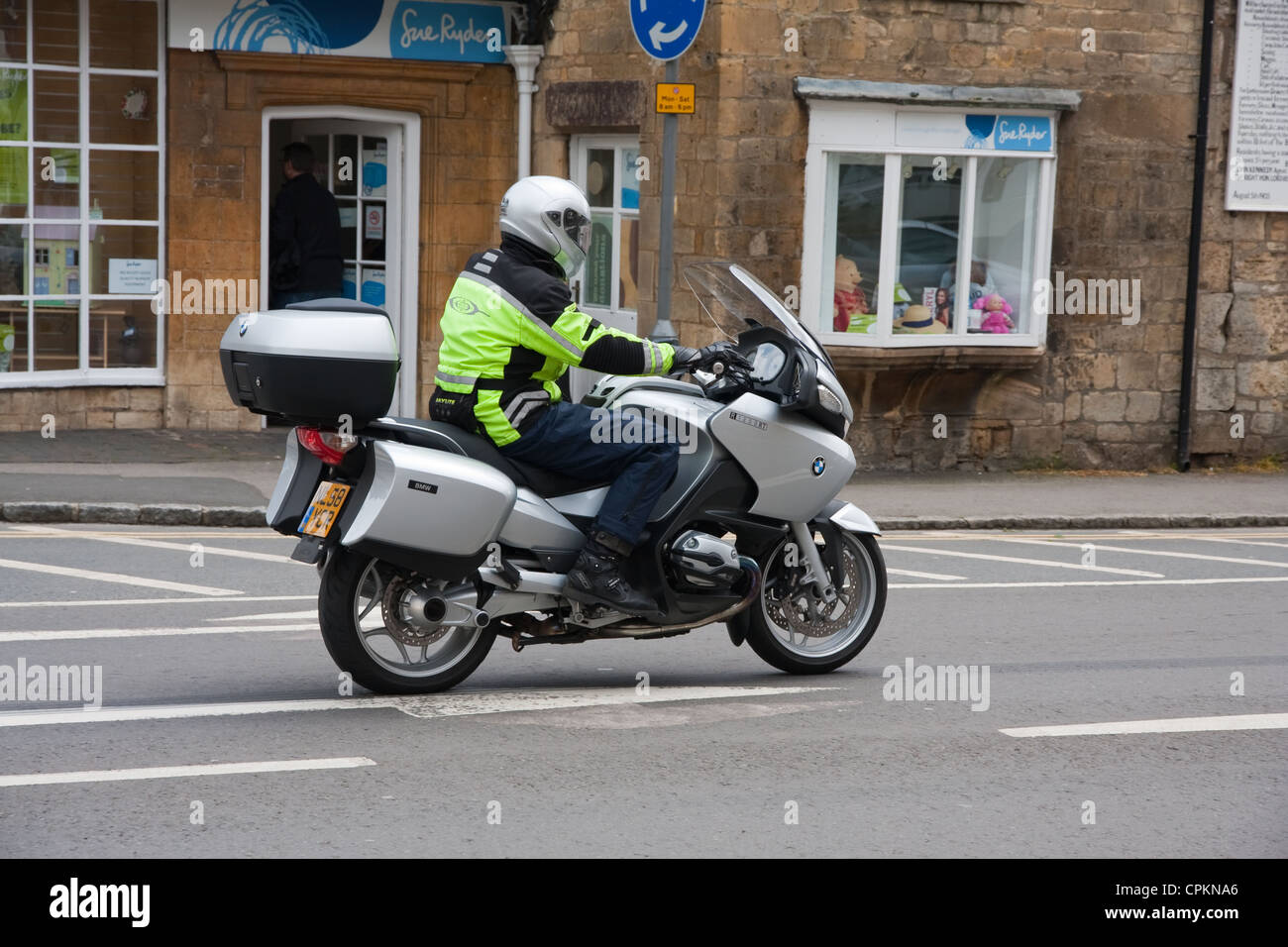 Moto BMW R1200 RT passant par Moreton-in-Marsh, Gloucestershire Banque D'Images