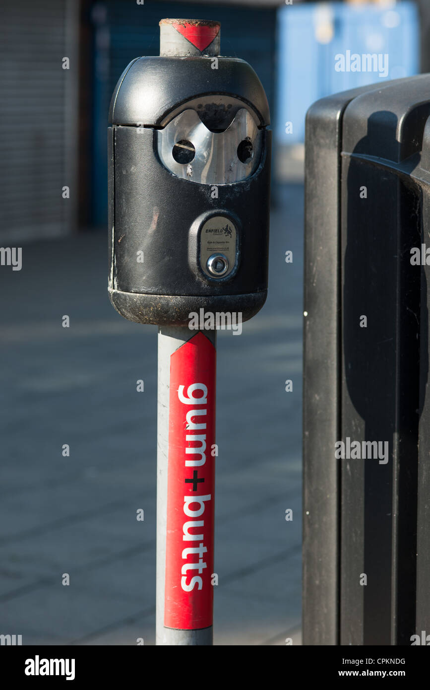 Un bac pour les mégots de cigarettes et de la gomme. Londres. L'Angleterre. Banque D'Images