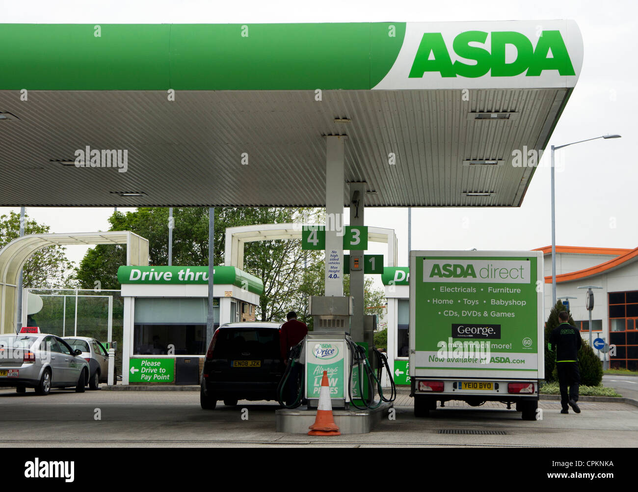 Une essence Asda parvis de la gare, Cornwall, uk Banque D'Images