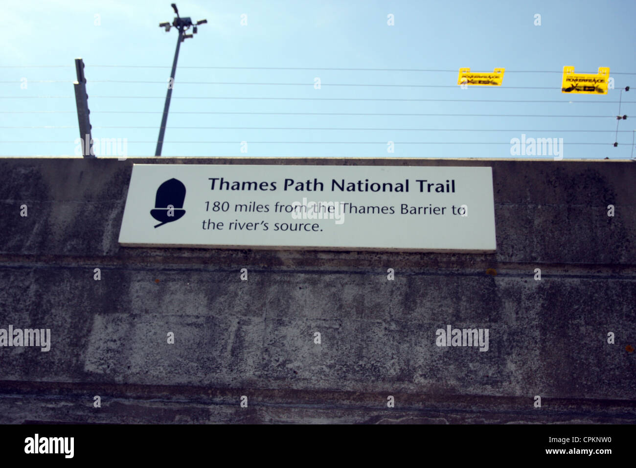 Thames Path sentier national 180 milles de la Thames Barrier à la source des rivières Banque D'Images