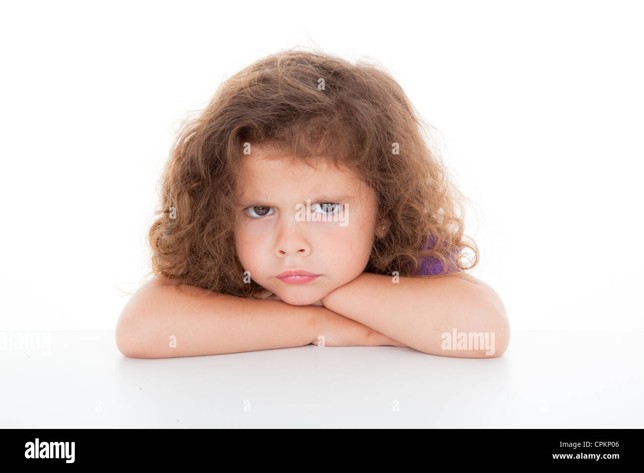 Jeune fille en colère boudeur, l'enfant boude et lamentations, Banque D'Images