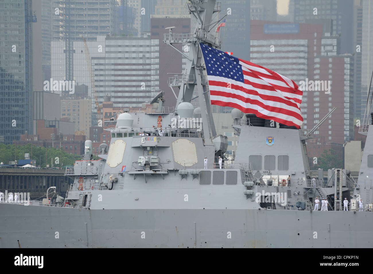 L'USS Donald Cook, un destroyer lance-missiles de la Marine américaine, a pris part à la Semaine de la flotte/OpSail parade sur la rivière Hudson. Banque D'Images