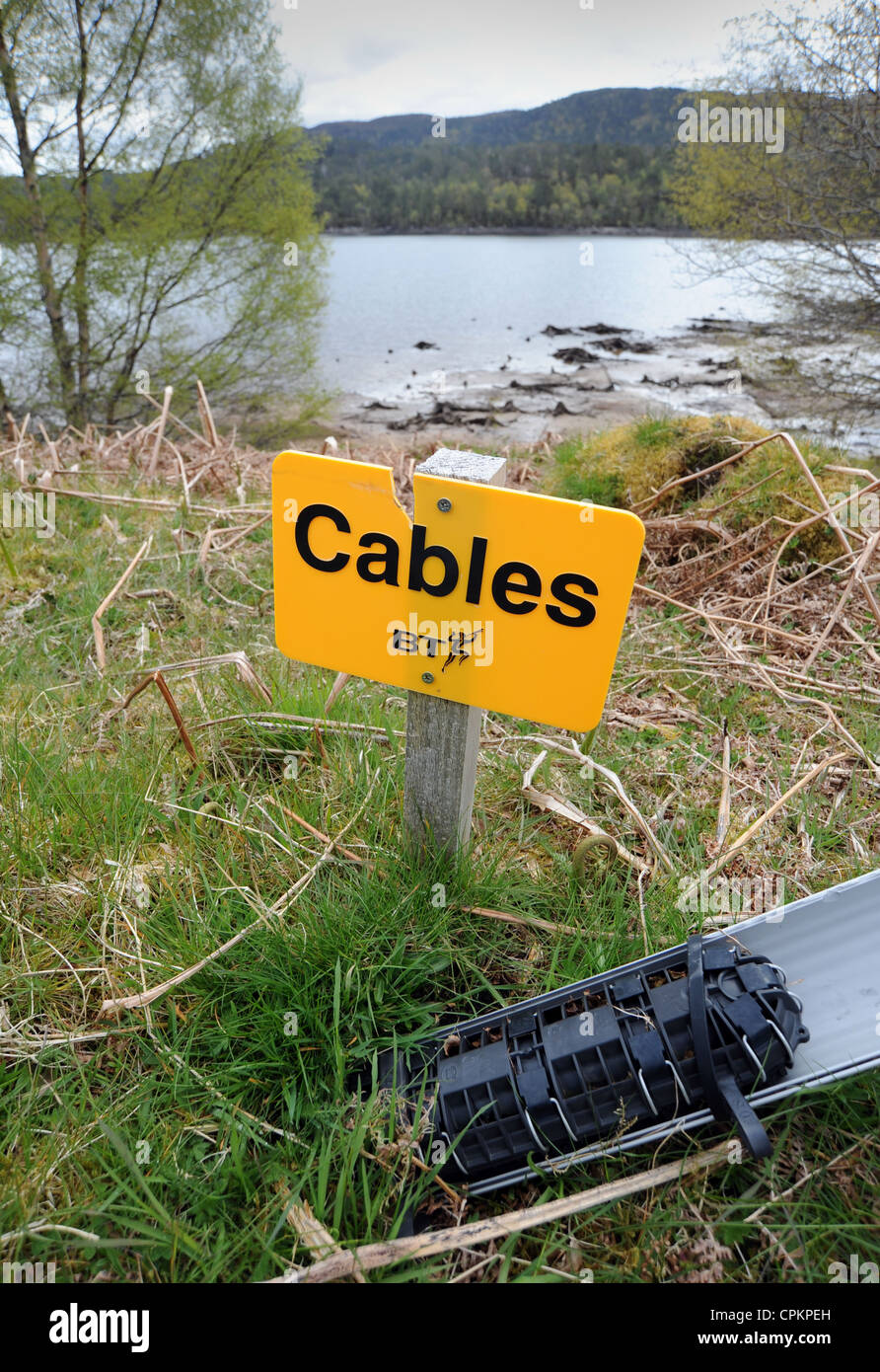 BT CÂBLES TELECOM PANNEAU D'AVERTISSEMENT SUR LE CÔTÉ D'UN LAC EN ECOSSE UK BRITISH RE CONNEXION INTERNET HAUT DÉBIT DANS LES ZONES RURALES ETC UK Banque D'Images