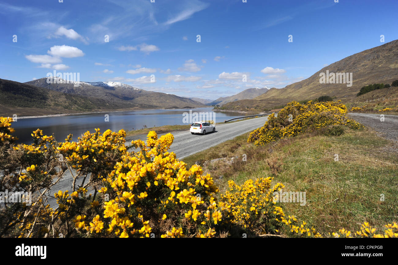 Une voiture VOYAGES SUR L'A87 route de Skye et Lochalsh EN ECOSSE RE VACANCES TOURING MOTORING HIGHLANDS VOITURES CAMPAGNE UK Banque D'Images