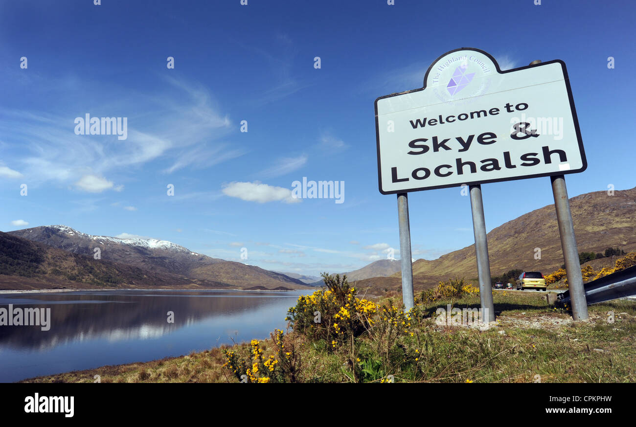 Inscrivez-vous sur l'ACCUEIL DES VISITEURS DE SKYE ET LE Kyle of Lochalsh SUR L'A87 en direction de l'île de SKYE en ECOSSE UK Banque D'Images