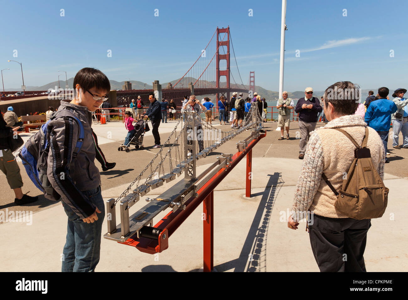 Les touristes au San Francisco Golden Gate Bridge Banque D'Images