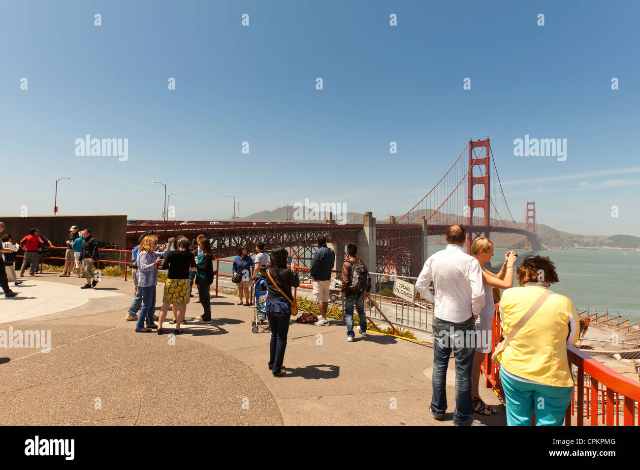Les touristes au San Francisco Golden Gate Bridge Banque D'Images