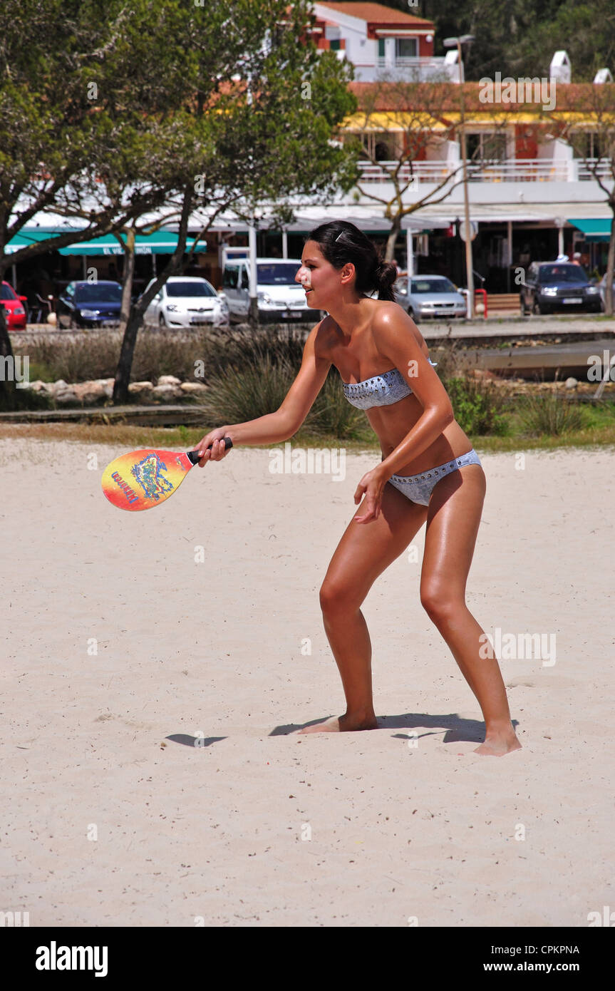 Jeune femme jouant de paddle-ball, Platja de Cala Santa Galdana, Cala Santa Galdana, Minorque, Iles Baléares, Espagne Banque D'Images