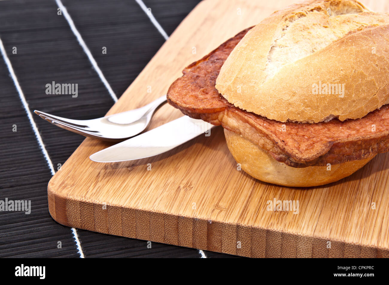 Pain de viande sur une planche à découper Banque D'Images