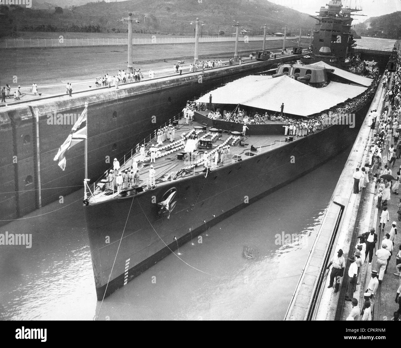 'HMS Nelson' dans le canal de Panama, 1931 Banque D'Images