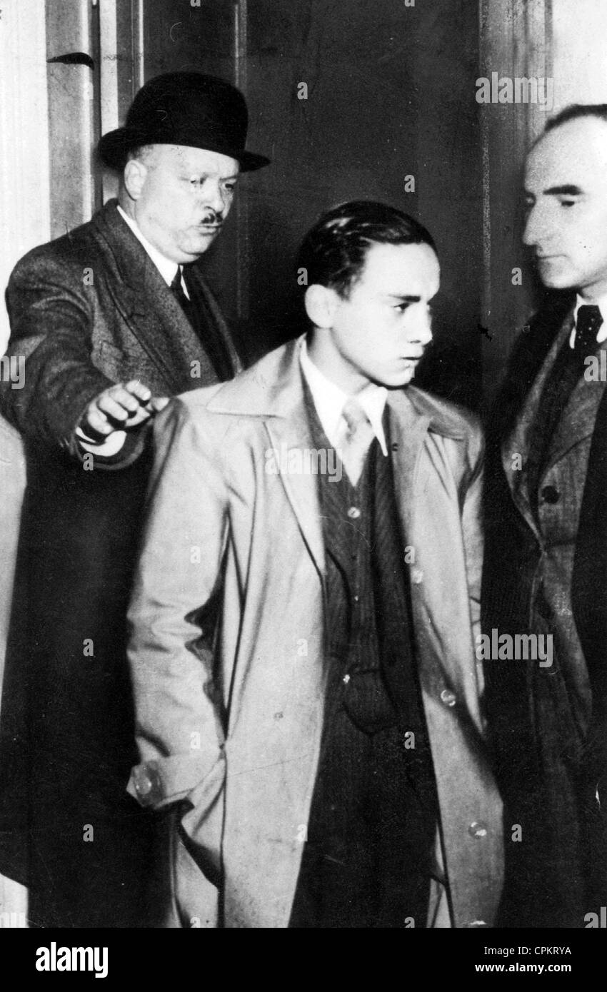 Herschel Grynszpan en état d'arrestation pour l'assassinat du diplomate allemand Ernst vom Rath, Paris, le 7 novembre 1938 (b/w Banque D'Images
