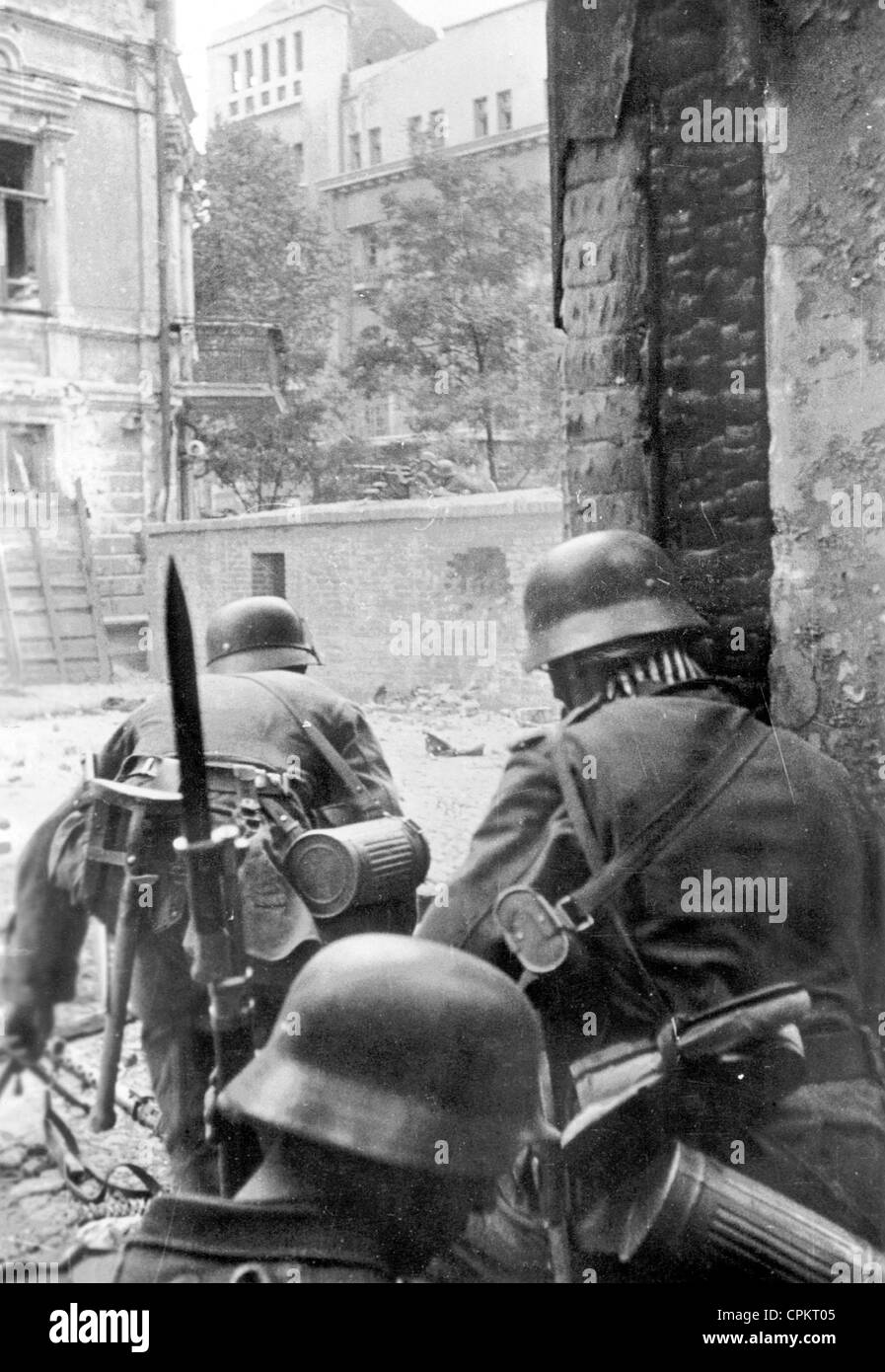 Les soldats allemands au cours de maison en maison, les combats de Stalingrad, 1942 Banque D'Images