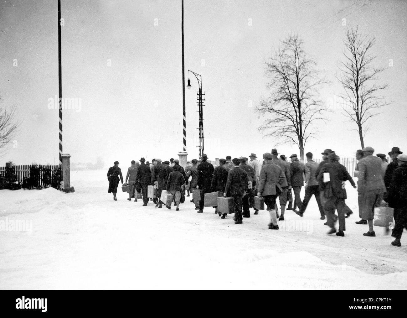 Les prisonniers libérés quittent le camp de concentration de Dachau, 1933 Banque D'Images