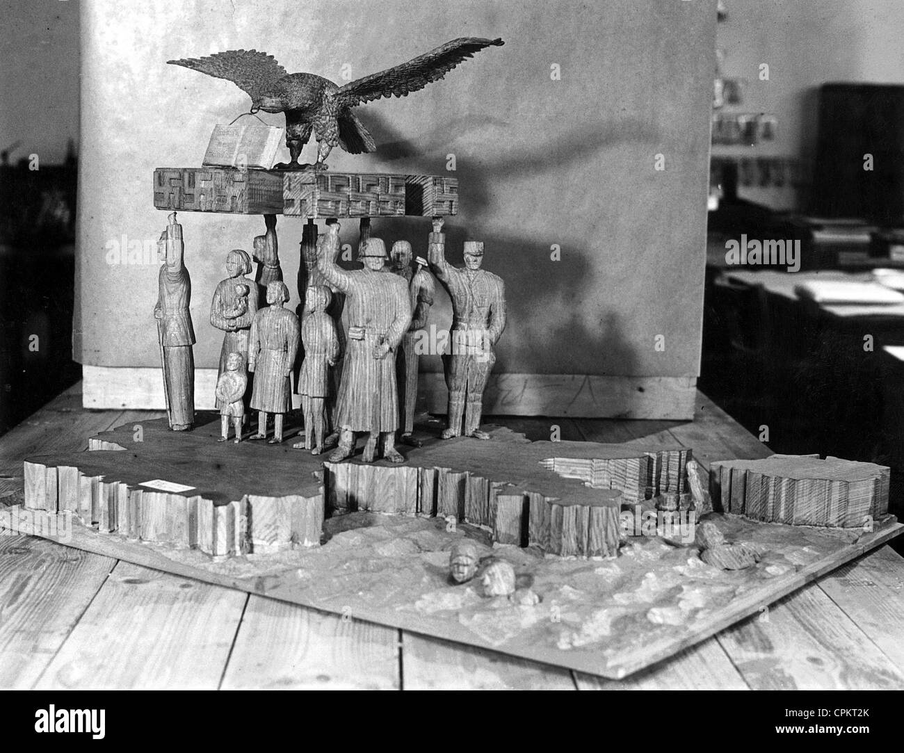 Sculpture en bois représentant la politique familiale des nazis, 1938 Banque D'Images