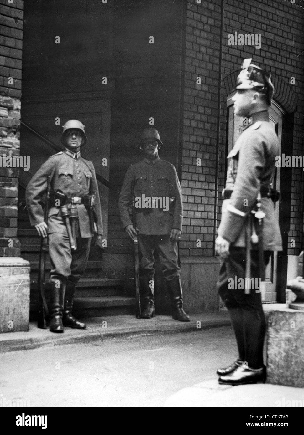 Reich Forces nationales de défense en face de la Direction de la Police d'assurer l'coup prussien, 1932 Banque D'Images