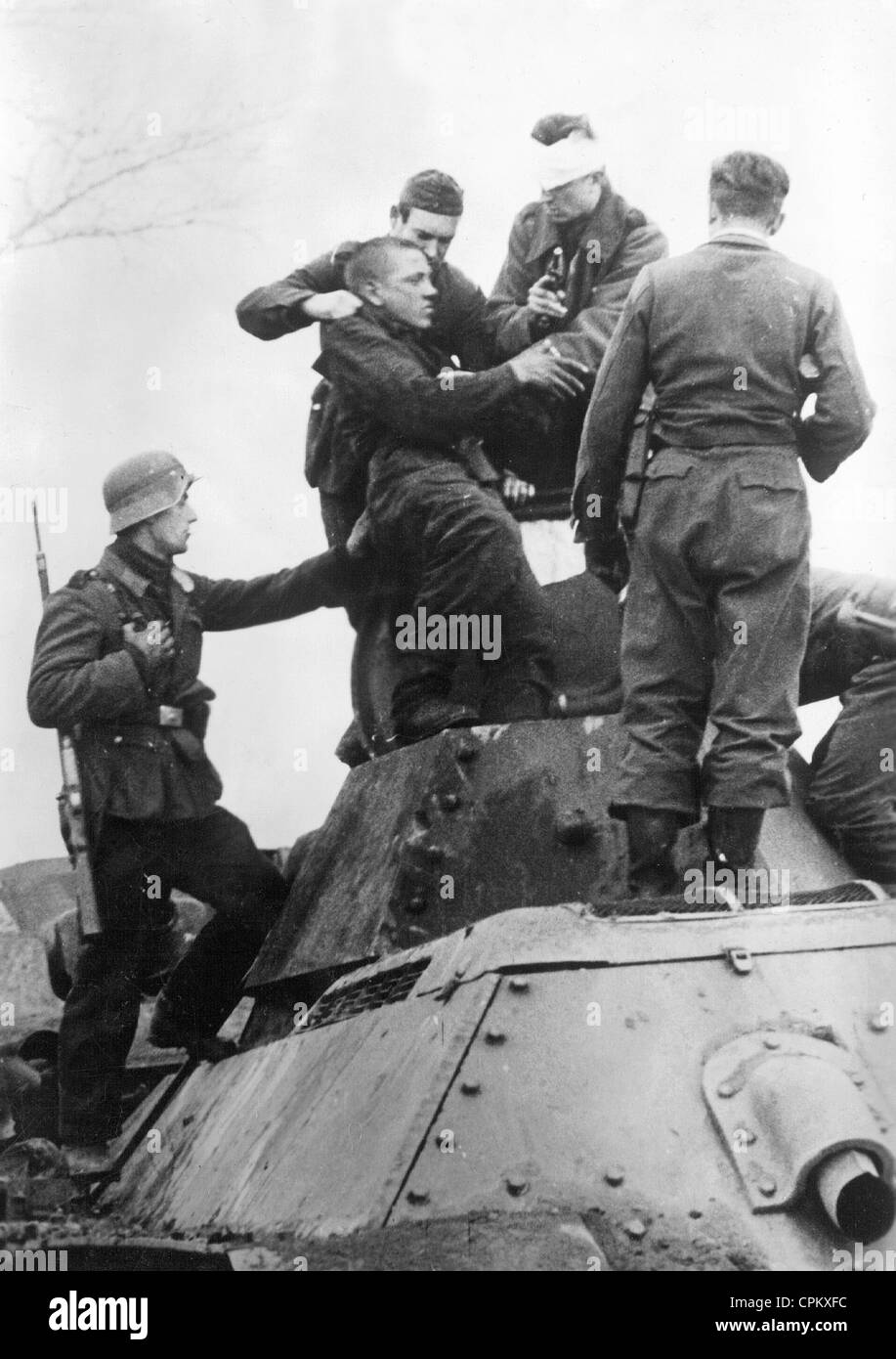 Soldats allemands avec les troupes blindés russes sur le front de l'Est, 1941 Banque D'Images