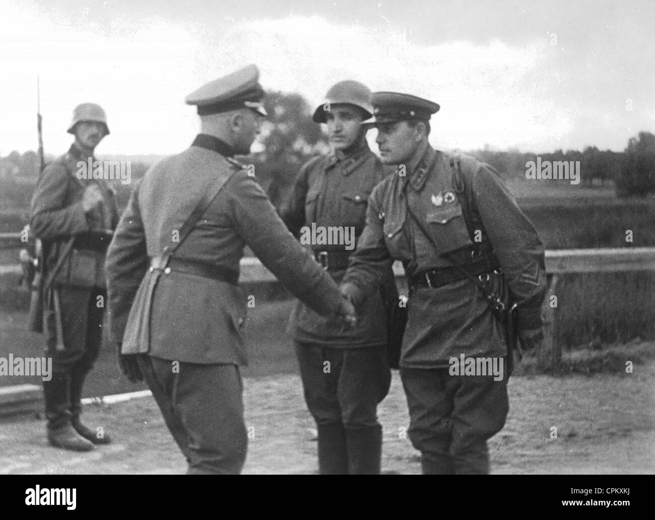 Des officiers russes et allemands de l'autre bienvenue en Pologne, 1939 Banque D'Images