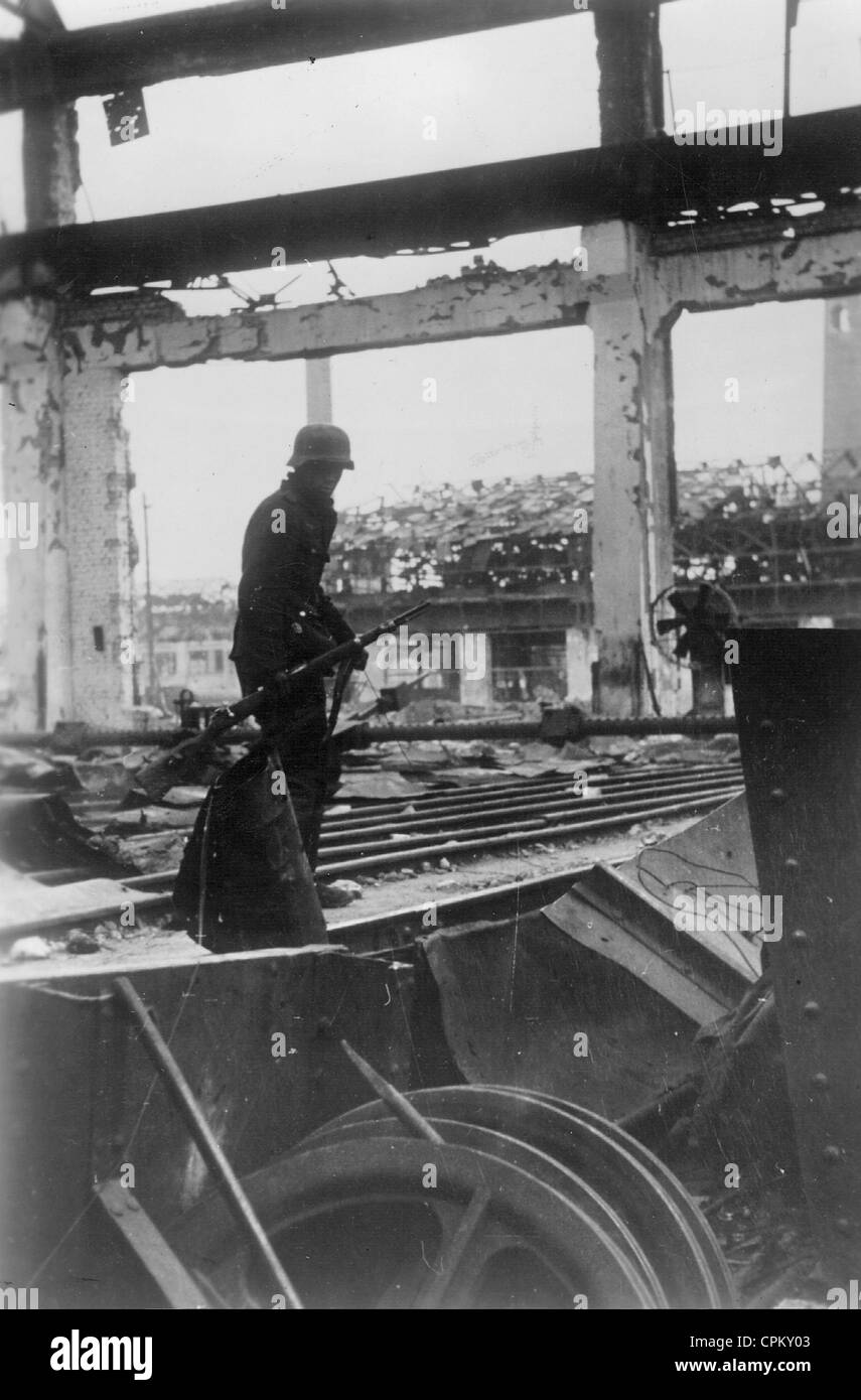 Soldat allemand dans une usine en ruine à Stalingrad, 1942 Banque D'Images