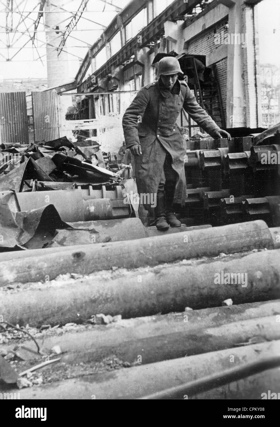 Soldat allemand dans une usine en ruine à Stalingrad, 1942 Banque D'Images