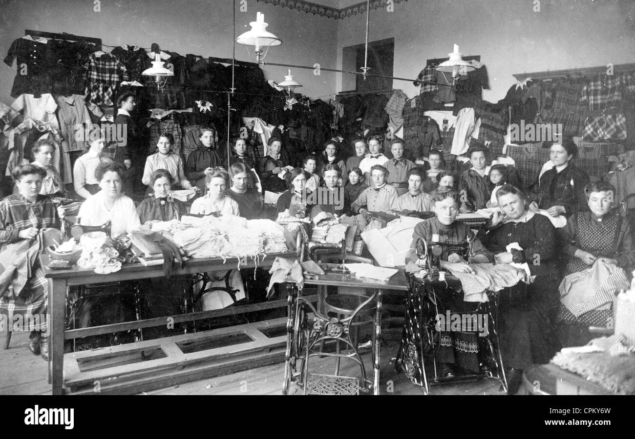 Salle de couture de la Croix-Rouge allemande dans la Première Guerre mondiale Banque D'Images