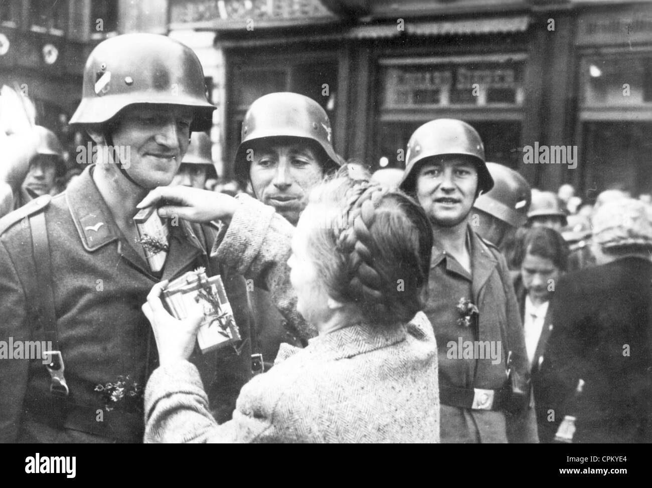 L'accueil des soldats allemands après la fin de la lutte en Pologne, 1939 Banque D'Images