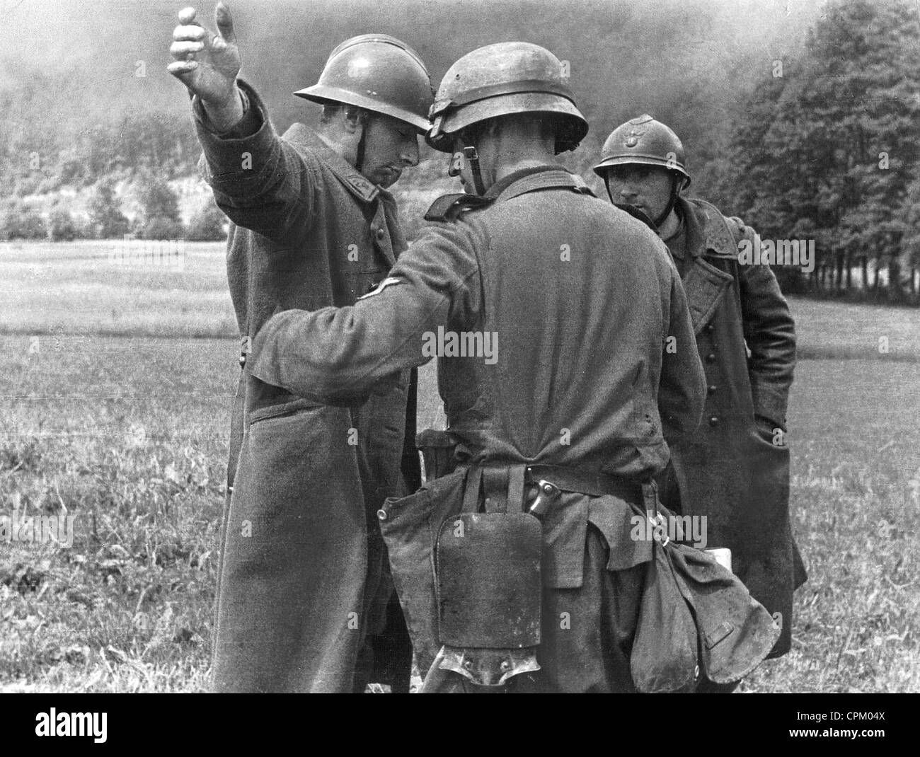 Soldat de la Wehrmacht vérifie les prisonniers français, 1940 Banque D'Images