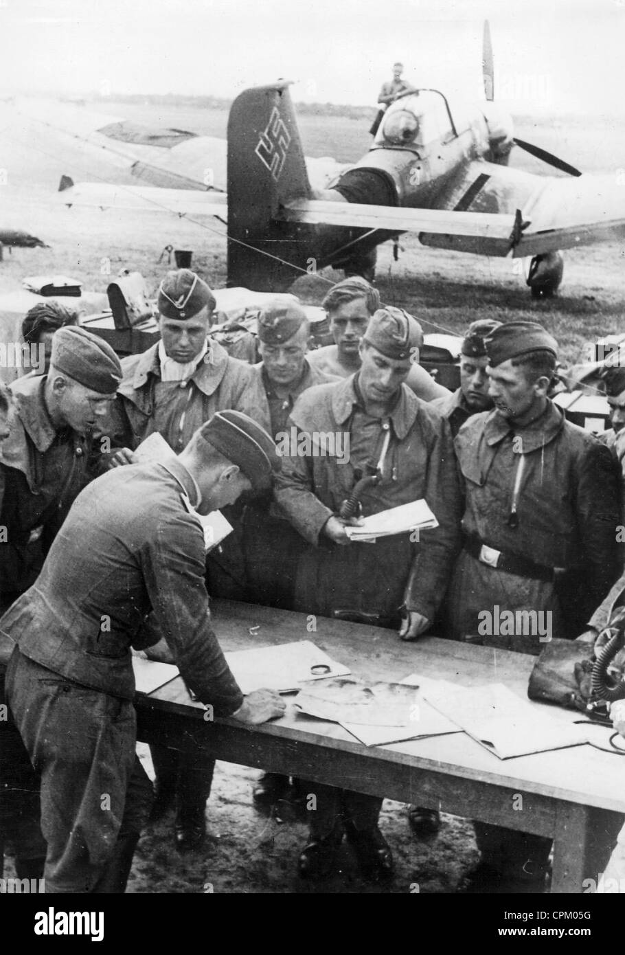Les pilotes reçoivent les dernières instructions avant le début de la bataille aérienne d'Angleterre, 1940 Banque D'Images