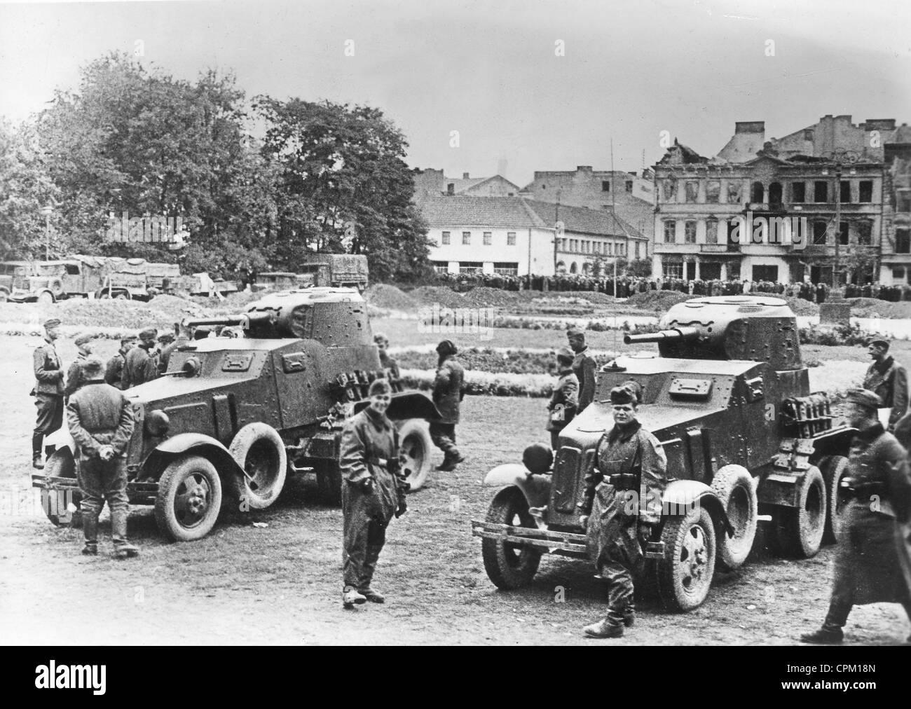 Les soldats allemands à proximité de véhicules de reconnaissance russe en Pologne, 1939 Banque D'Images