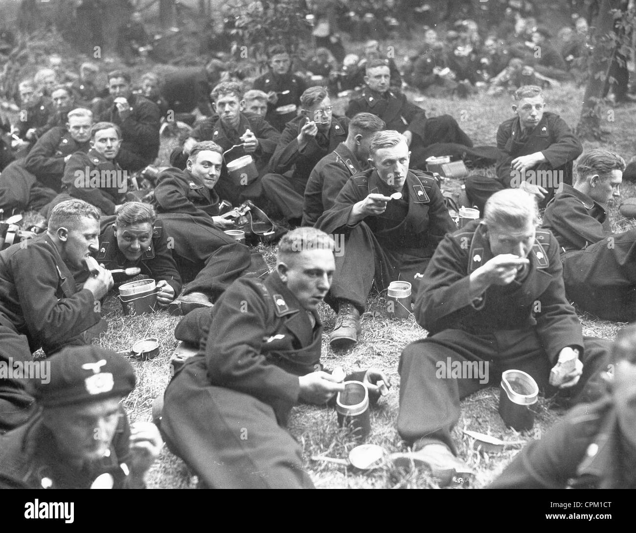 Les pétroliers ont un repas au cours d'une Manœuvre, 1937 Banque D'Images