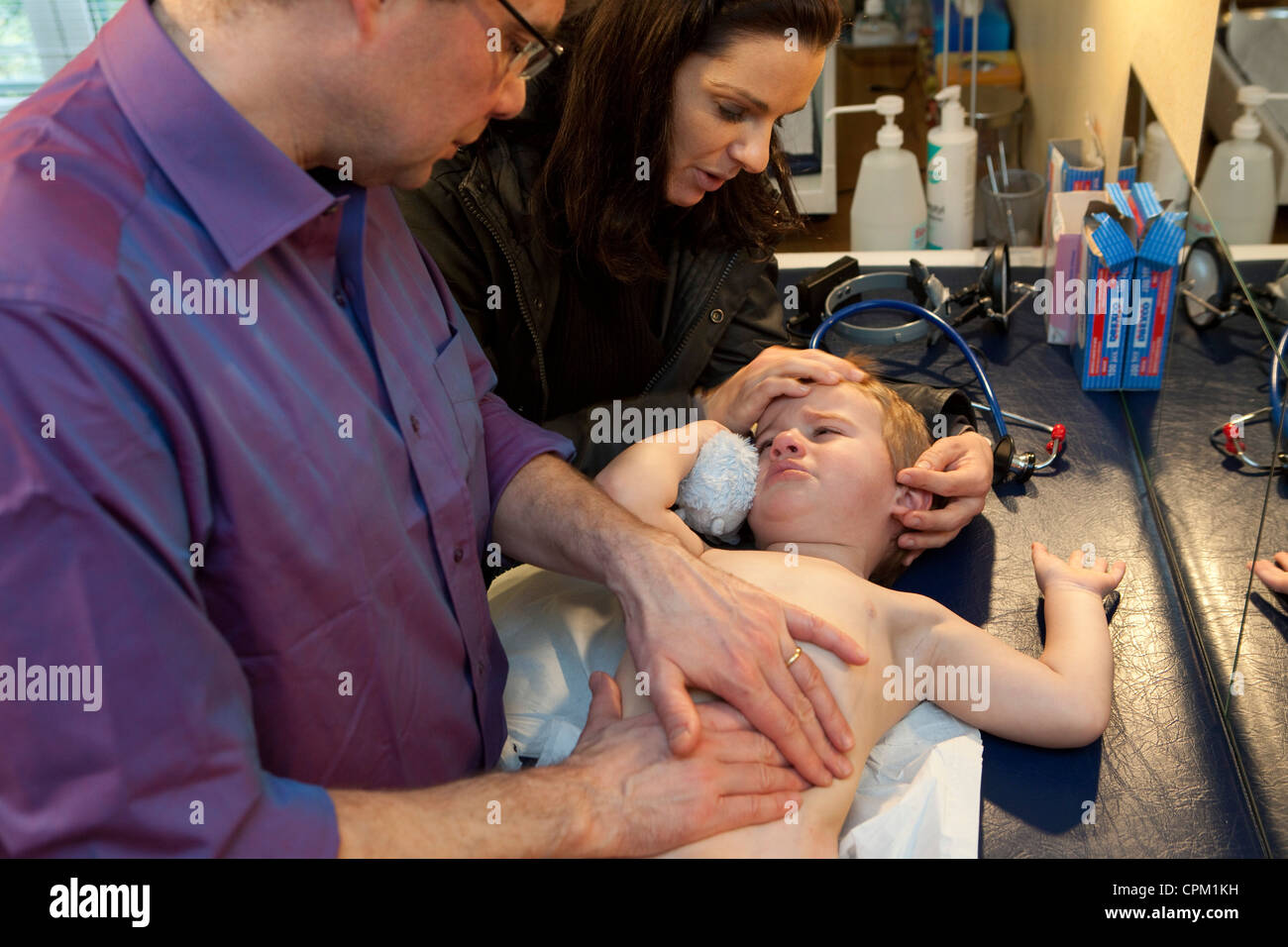 palpation-ventre-enfant-banque-de-photographies-et-d-images-haute