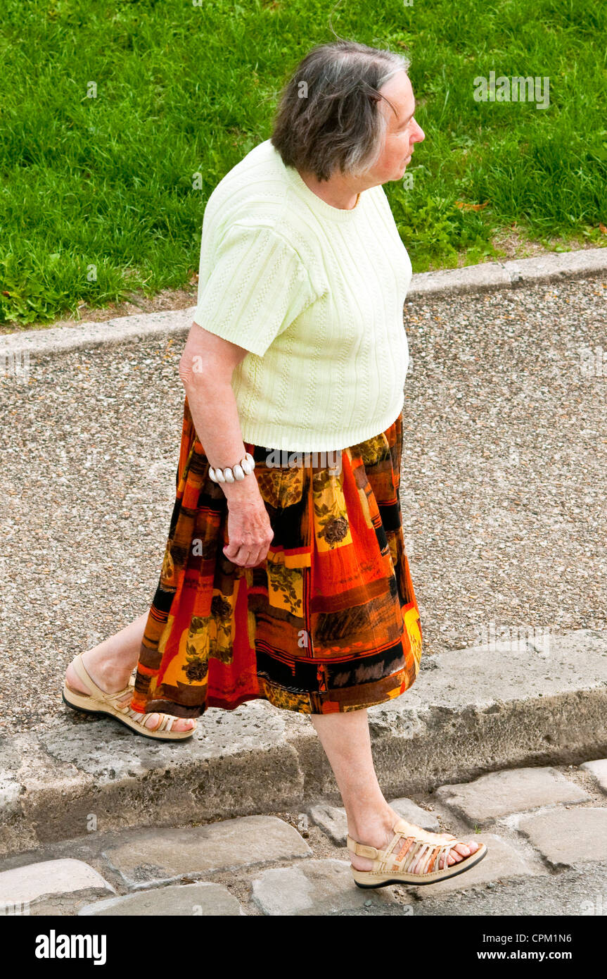 Vue de dessus de femme plus âgée en descendant de pavement - France. Banque D'Images