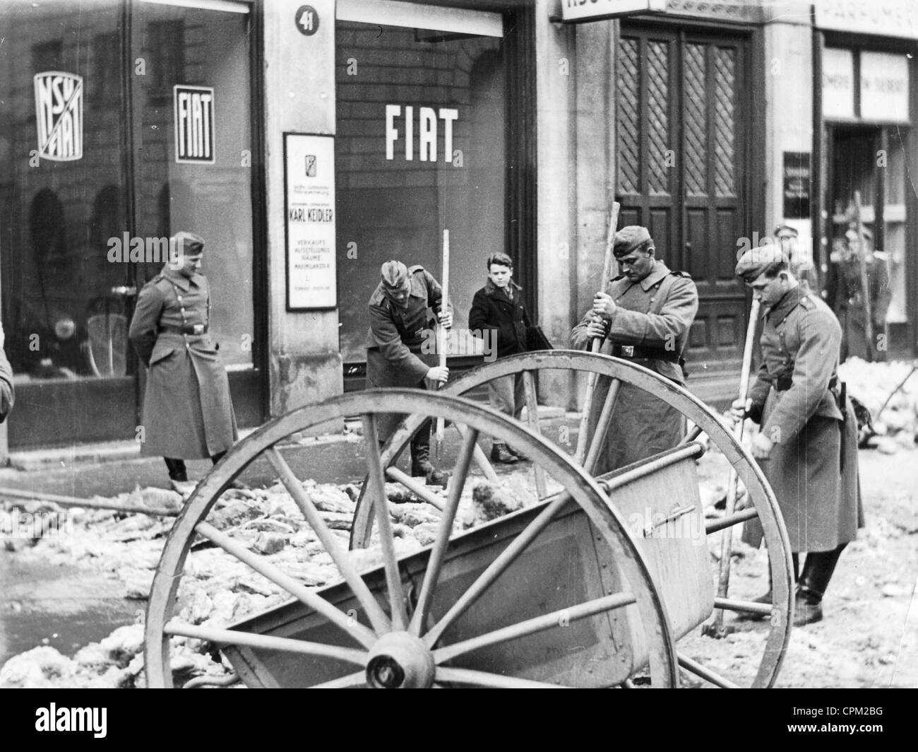 Nettoyer après une attaque aérienne à Munich Banque D'Images
