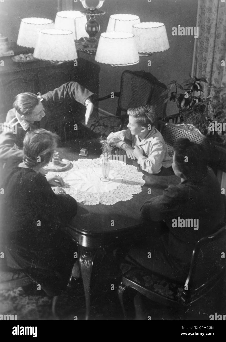 Un soldat en permission raconte son expérience de la guerre, 1941 Banque D'Images