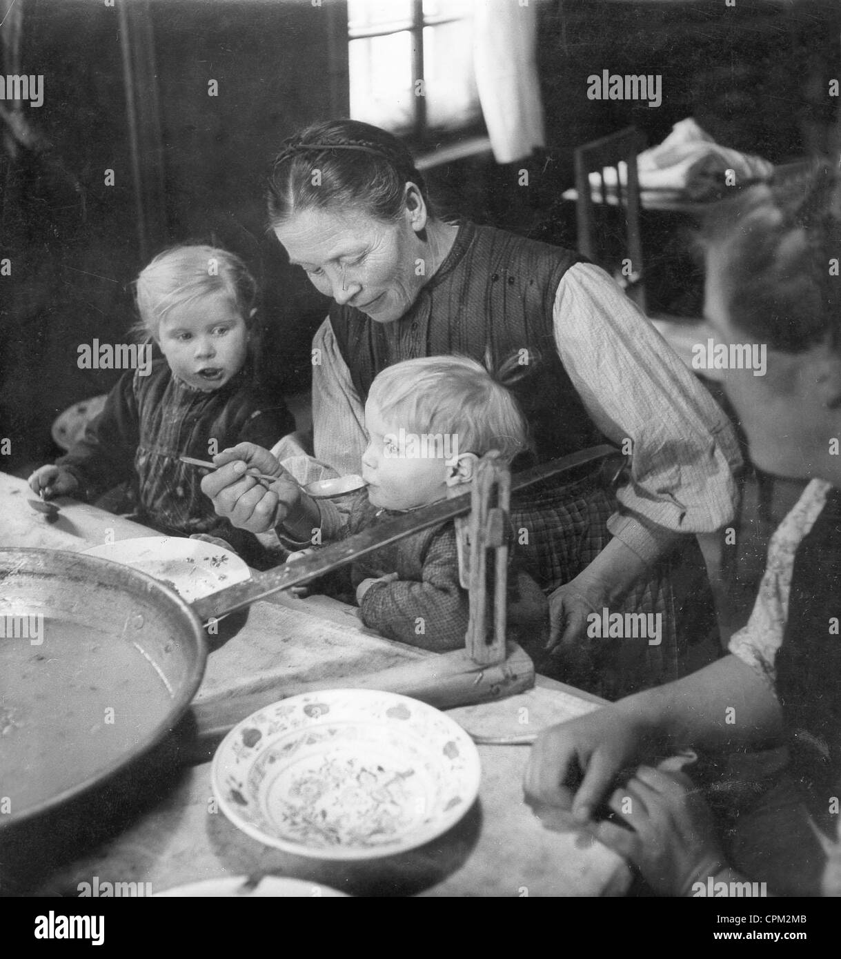 Paysanne nourrir un enfant, 1938 Banque D'Images