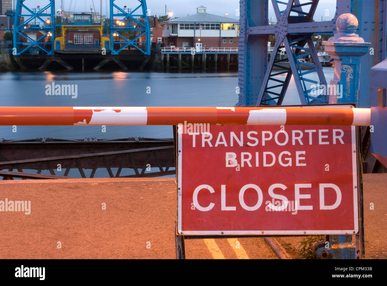 Transporter Bridge à Middlesbrough avec signes fermé Banque D'Images