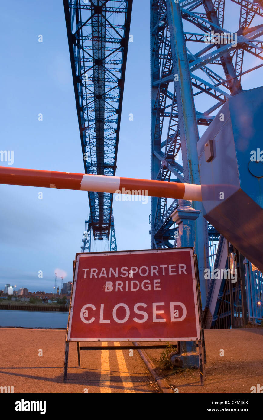 Transporter Bridge à Middlesbrough avec closed sign Banque D'Images