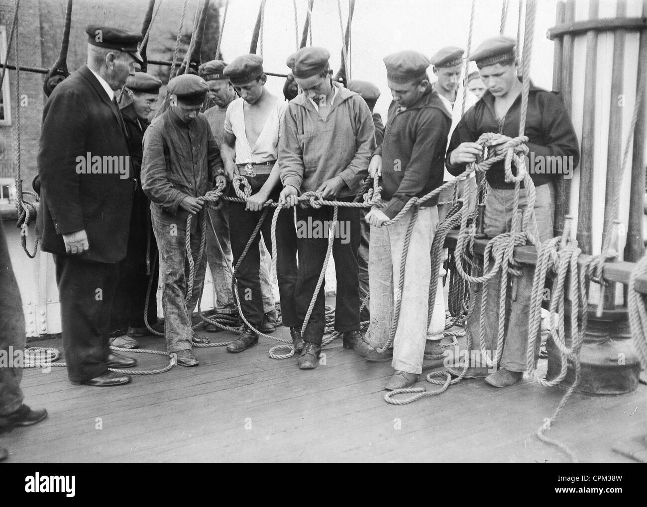 Apprendre à faire des nœuds marins, autour de 1925 Banque D'Images